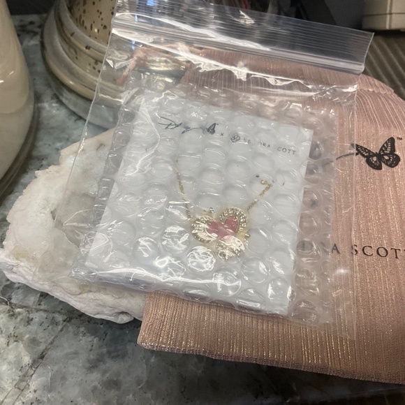 Dolly Parton x Kendra Scott Ari Heart Gold Pendant Necklace - Picture 5 of 7